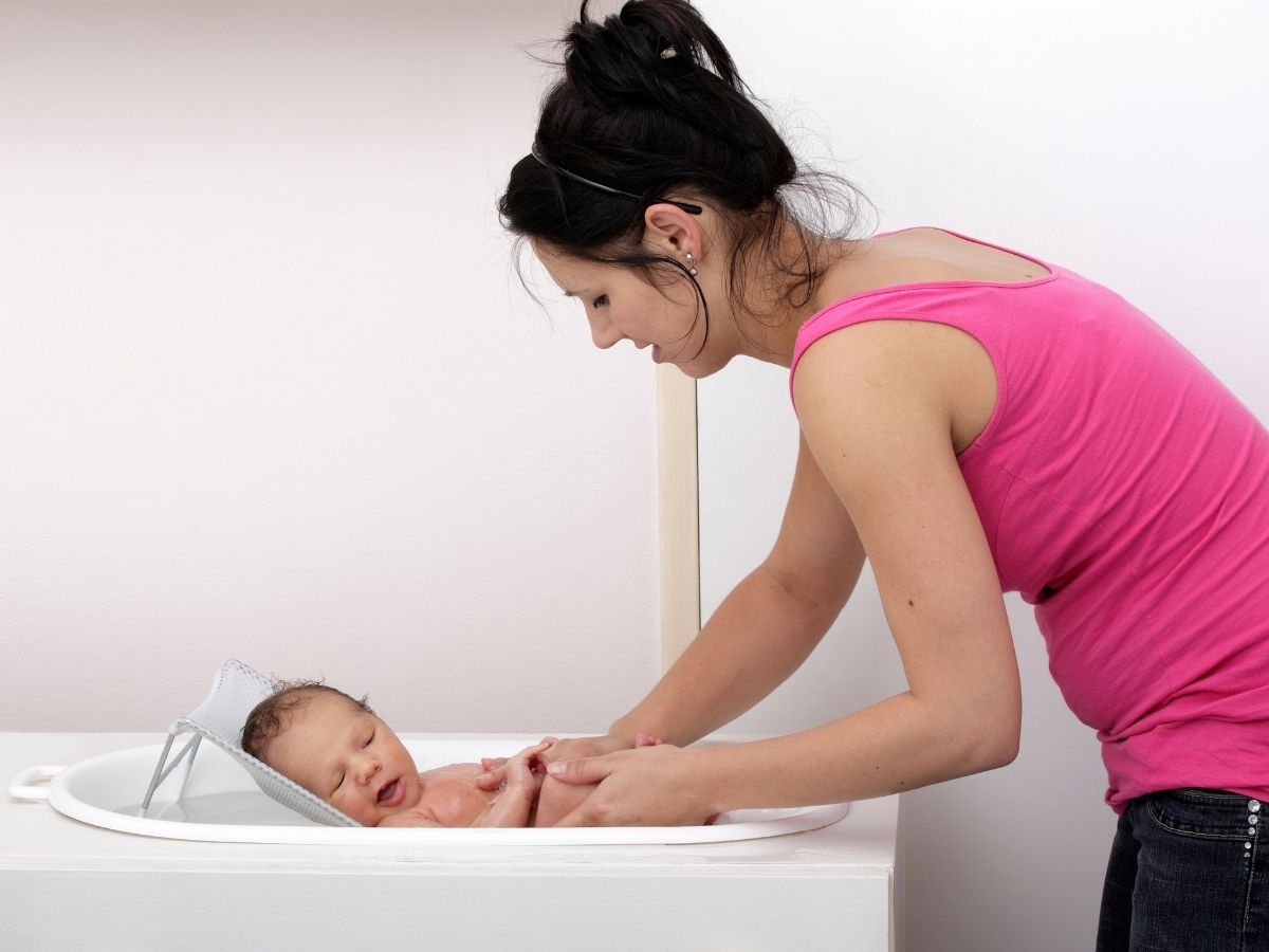 Easy Ways to Bathe a Baby