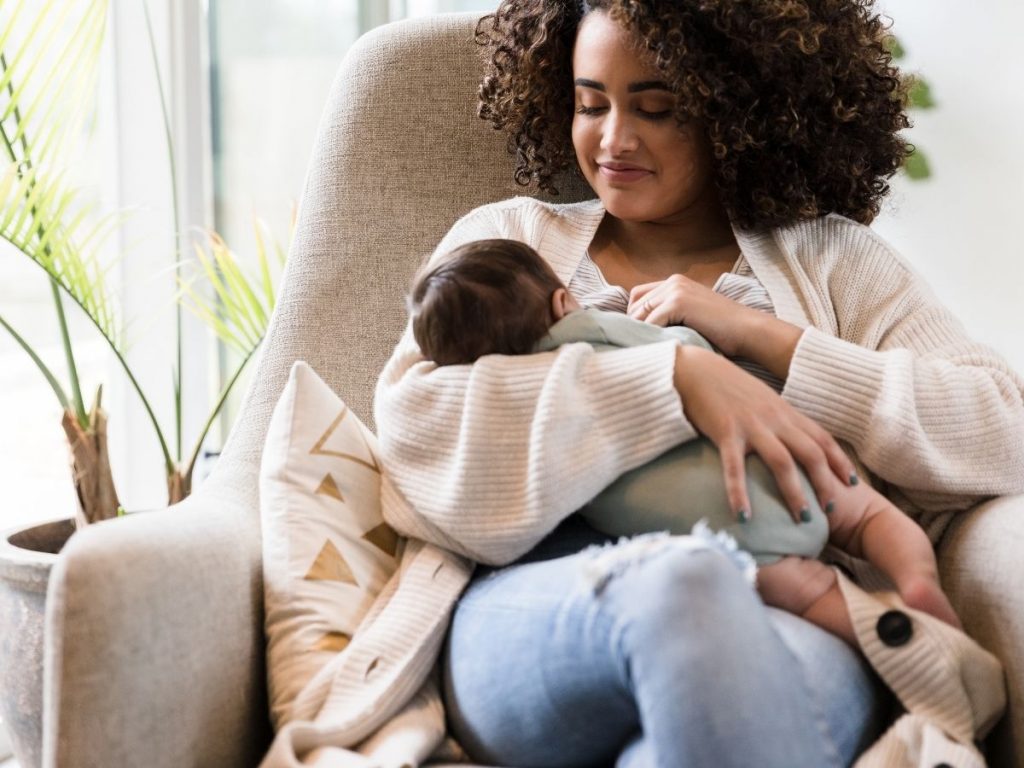 How Long the Mother Must Breastfeed the Baby Before Weaning