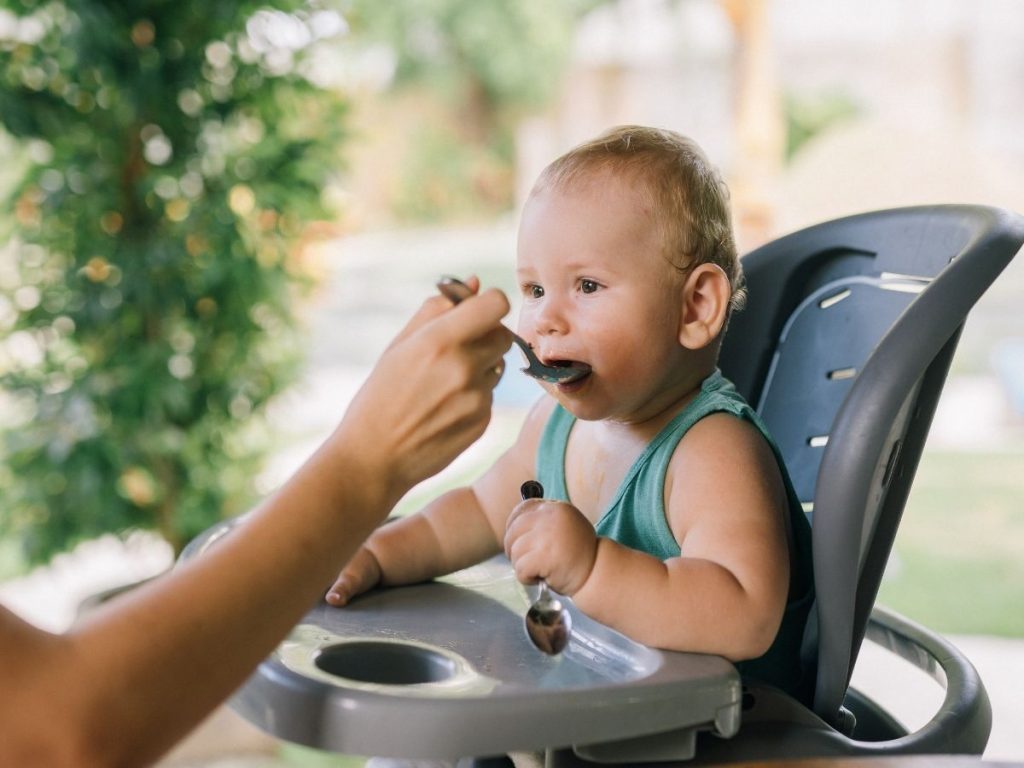 What Precautions to Take When the Baby Starts Eating Salt